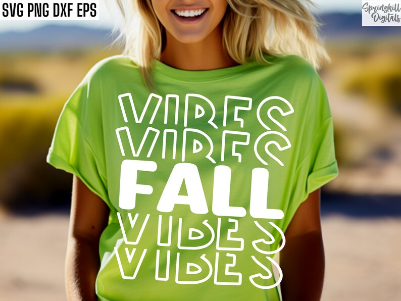 K&ouml;nnte beinhalten: Ein gr&uuml;nes T-Shirt mit dem Text "Fall Vibes" in wei&szlig;en umrandeten Buchstaben.