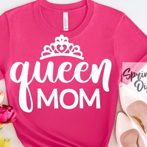 Rainha Mãe Svg | Arquivos de corte da mãe | Citações de maternidade | Provérbios da mamãe | Mamã Camisetas de <br> Entrega Rápida? Presentes para mamãe | aniversário camiseta | Taça de vinho mamãe | Decalque