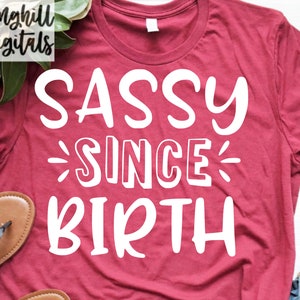 Sassy Since Birth Svg / Svgs de niña pequeña / Svgs de camiseta para niños pequeños / Svgs de camiseta para niñas / Archivos de corte de citas para niños / Svgs atrevidos / Svgs de citas para bebés