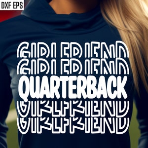 K&ouml;nnte beinhalten: Ein marineblauer Pullover mit wei&szlig;em Text, der "Girlfriend Quarterback Girlfriend" in einer Retro-Schriftart lautet.