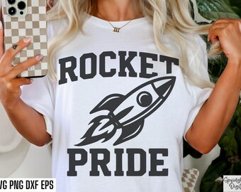 Svg Rocket Pride, Images De La Mascotte De Fusée, Svg Football Universitaire, Fichiers Rocket Cut, Football Maman PNG, Sports De Lycée, Designs De T-shirts D'équipe