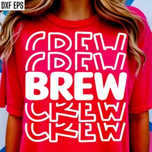 Pode incluir: Uma camiseta vermelha com a palavra "BREW" em letras brancas, repetida quatro vezes em um design empilhado e em camadas. As letras s&atilde;o contornadas em branco.
