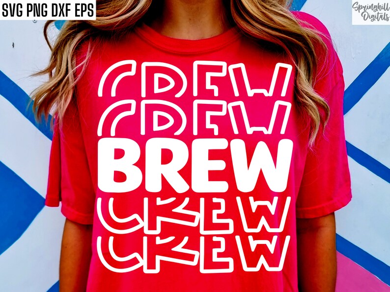 Pode incluir: Uma camiseta vermelha com a palavra "BREW" em letras brancas, repetida quatro vezes em um design empilhado e em camadas. As letras s&atilde;o contornadas em branco.
