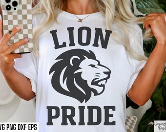 Fierté du lion Png, Svg mascotte Lion, Svg football universitaire, Svg jour match, Sport au lycée, Fichier coupé maman Lions, Conception de tshirt Lions, Pom-pom girl