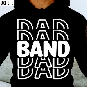 Puede incluir: Una sudadera con capucha negra con un gr&aacute;fico blanco que dice "DAD BAND DAD" en un dise&ntilde;o superpuesto y apilado. El gr&aacute;fico est&aacute; en una fuente moderna y audaz.