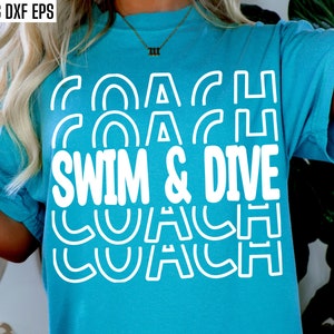 Può includere: Una maglietta blu turchese con il testo "COACH" ripetuto più volte in uno schema impilato. Il testo "SWIM & DIVE" è centrato in bianco sulla maglietta.