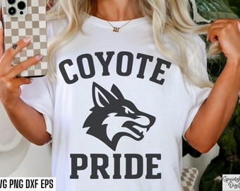 Fierté du coyote png, Svg mascotte du coyote, football universitaire, Svgs jour de match, sport au lycée, fichier coupé maman coyotes, conception de t-shirt coyotes