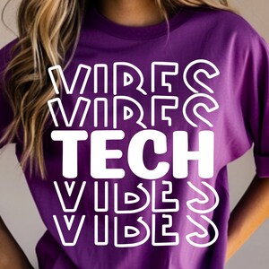 Könnte beinhalten: Lilafarbenes T-Shirt mit weißem Text, der in einer Retro-Schrift "VIBES TECH VIBES" lautet.