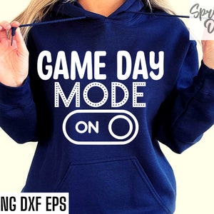 Modo día de juego en SVG / Temporada de fútbol SVGs / Archivos de corte de deportes escolares / Cita de fútbol / Diseños de camisetas / Fútbol de secundaria / Coincidencia
