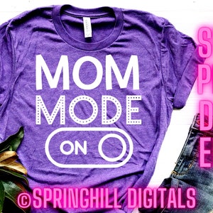 Mom Mode On | Mama T-Shirt Svgs | Designs de Citações de Mamãe | Arquivos de Corte de Camiseta de Mamãe | Momma Birthday Svg | Presente de Dia das Mães Svgs | Arquivos Cricut Svg
