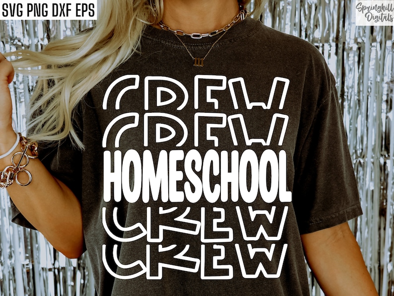Pu&ograve; includere: Una maglietta nera con testo bianco che recita "Crew" tre volte, poi "Homeschool" e poi "Crew" altre tre volte.