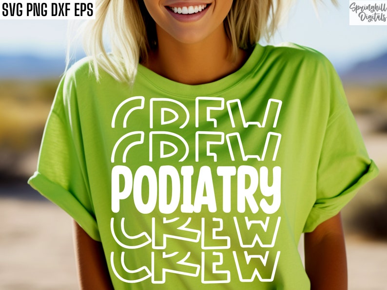 Op de afbeelding: Een groen T-shirt met de tekst "Crew Podiatry Crew" in witte letters.