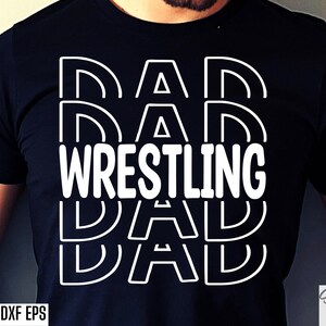 Peut inclure: T-shirt noir avec un motif graphique blanc qui dit "DAD WRESTLING DAD" dans un style de police superpos&eacute;.