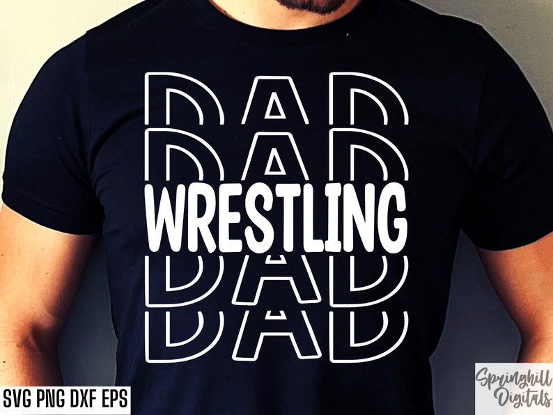 Peut inclure: T-shirt noir avec un motif graphique blanc qui dit "DAD WRESTLING DAD" dans un style de police superpos&eacute;.
