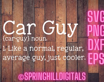 Könnte beinhalten: Ein Holzmaserungshintergrund mit dem Text "Car Guy" in weißer Schrift. Der Text "{car-guy} noun." befindet sich unter dem Titel. Die Definition lautet "Wie ein normaler, regelmäßiger, durchschnittlicher Typ, nur cooler." Der Text "SVG PNG DXF EPS" ist in rosa Schrift auf der rechten Seite des Bildes. Der Text "@SPRINGHILLDIGITALS" ist in rosa Schrift am unteren Rand des Bildes.