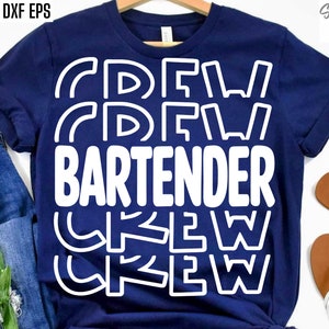 以下が含まれることがあります： 白い文字で「Crew Bartender Crew」と重ねて書かれた、紺色のTシャツです。