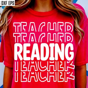 Peut inclure: T-shirt rouge avec un texte blanc qui dit "Teacher Reading Teacher" dans un style de police superpos&eacute;.