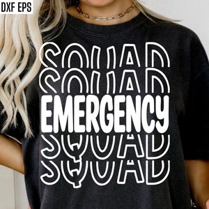 以下が含まれることがあります： 白い文字で「Squad Emergency Squad」と書いてある黒いTシャツ。レトロな波打つフォントを使用しています。