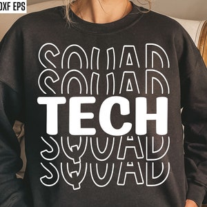 Könnte beinhalten: Schwarzes Sweatshirt mit weißem Text, der in einer retro-schichtigen Schrift "Tech Squad" lautet.