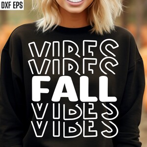 K&ouml;nnte beinhalten: Schwarzes Sweatshirt mit wei&szlig;em Text, der "Fall Vibes" in einer Retro-Schriftart mit mehreren Ebenen darstellt.