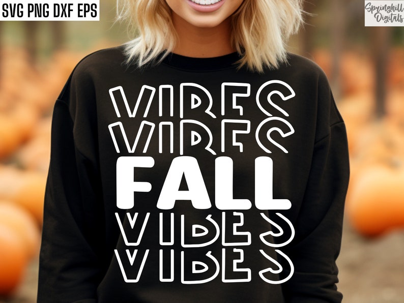 K&ouml;nnte beinhalten: Schwarzes Sweatshirt mit wei&szlig;em Text, der "Fall Vibes" in einer Retro-Schriftart mit mehreren Ebenen darstellt.