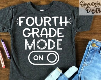 Peut inclure: Un t-shirt gris foncé avec le texte "FOURTH GRADE MODE ON" en blanc. Le texte est stylisé avec un contour pointillé et un graphique de commutateur blanc.