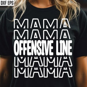 Op de afbeelding: Zwart T-shirt met witte tekst die "Mama Mama Offensive Line Mama Mama" luidt.