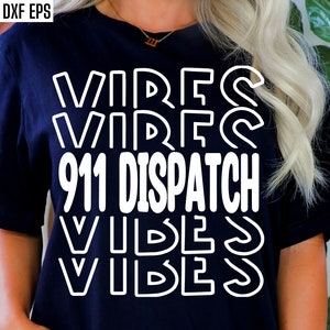 Könnte beinhalten: Ein schwarzes T-Shirt mit weißem Text, der "VIBES 911 DISPATCH VIBES" lautet.