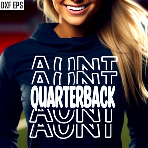 Op de afbeelding: Een zwarte hoodie met witte tekst die "Aunt Quarterback Aunt Aunt" op de voorkant staat.