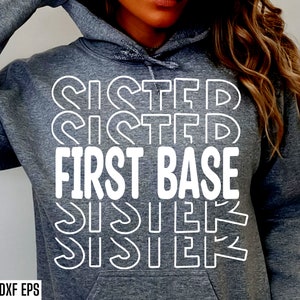 Op de afbeelding: Een grijze hoodie met de tekst "CISTED FIRST BASE SISTER" in witte omrande letters.
