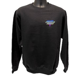 Può includere: Felpa nera con una grafica colorata di un triangolo con il testo "Honeycomb Hideout" all'interno.