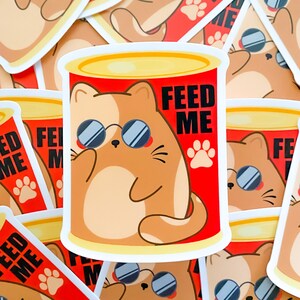 Adesivo meme gatto divertente "Dai da mangiare al gatto paffuto Chubby Chubbs", adesivo in vinile opaco impermeabile, adesivo fustellato gatto marrone carino, regalo kawaii per gli amanti dei gatti.