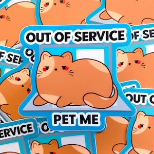 Adesivo in vinile opaco impermeabile "Gatto divertente fuori servizio, coccolami Chubby Chubbs Brown Kitty", adesivo fustellato con meme divertente, adesivo decorativo carino da regalare.