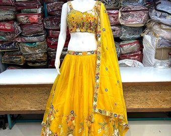 Joli lehenga choli jaune pour femme en prêt-à-porter aux Etats-Unis, prêt-à-porter de créateur indien avec broderie et travail de Zari Lengha Choli