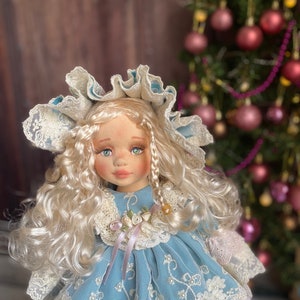 Victoriaanse tijdperk geïnspireerd handgemaakte pop, Waldorf geïnspireerde pop, pop uit de jaren 1880, 21 inch Hilda pop, Rag Doll, Haunted Doll, op bestelling gemaakt afbeelding 1