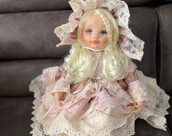 Victoriaanse tijdperk geïnspireerd handgemaakte pop, Waldorf geïnspireerde pop, pop uit de jaren 1880, 21 inch Hilda pop, Rag Doll, Haunted Doll, op bestelling gemaakt