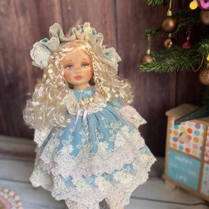 Victoriaanse tijdperk geïnspireerd handgemaakte pop, Waldorf geïnspireerde pop, pop uit de jaren 1880, 21 inch Hilda pop, Rag Doll, Haunted Doll, op bestelling gemaakt afbeelding 2