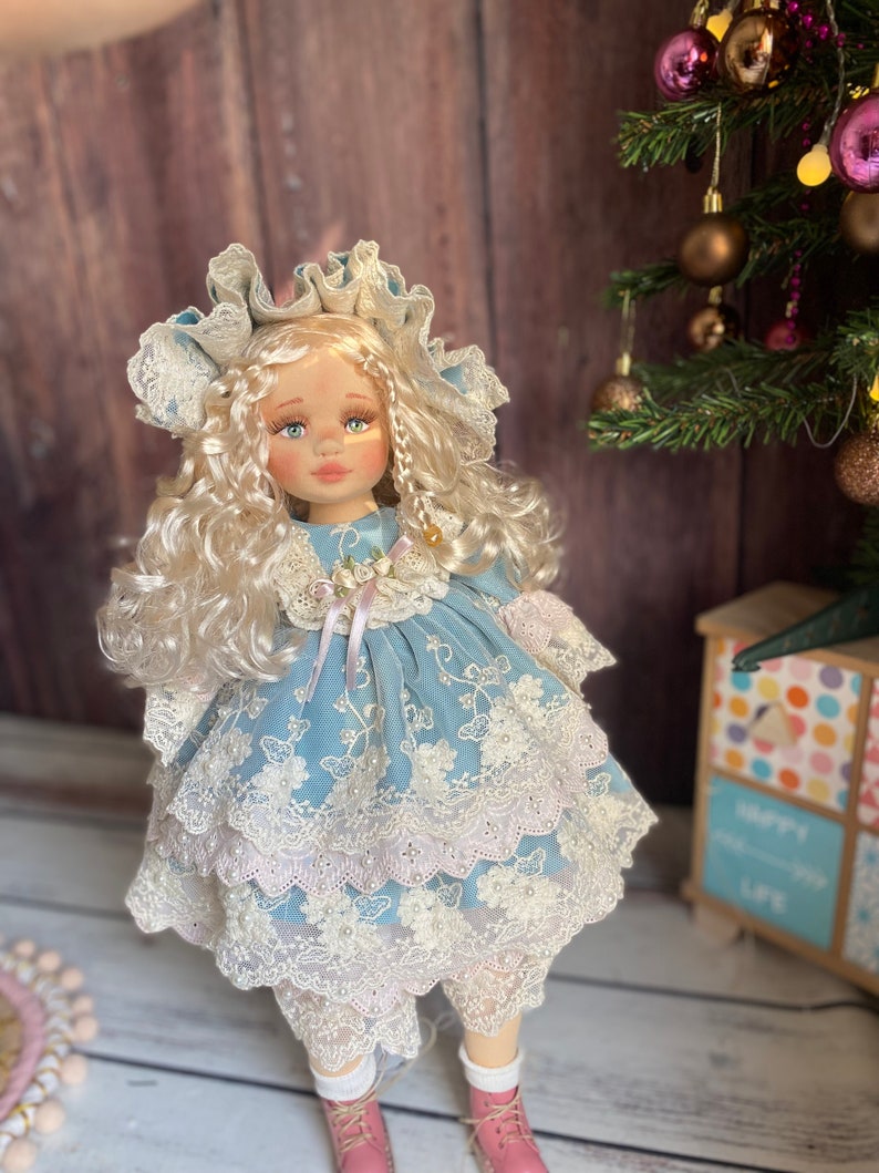 Victoriaanse tijdperk geïnspireerd handgemaakte pop, Waldorf geïnspireerde pop, pop uit de jaren 1880, 21 inch Hilda pop, Rag Doll, Haunted Doll, op bestelling gemaakt afbeelding 2