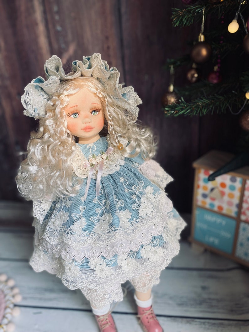 Victoriaanse tijdperk geïnspireerd handgemaakte pop, Waldorf geïnspireerde pop, pop uit de jaren 1880, 21 inch Hilda pop, Rag Doll, Haunted Doll, op bestelling gemaakt afbeelding 3