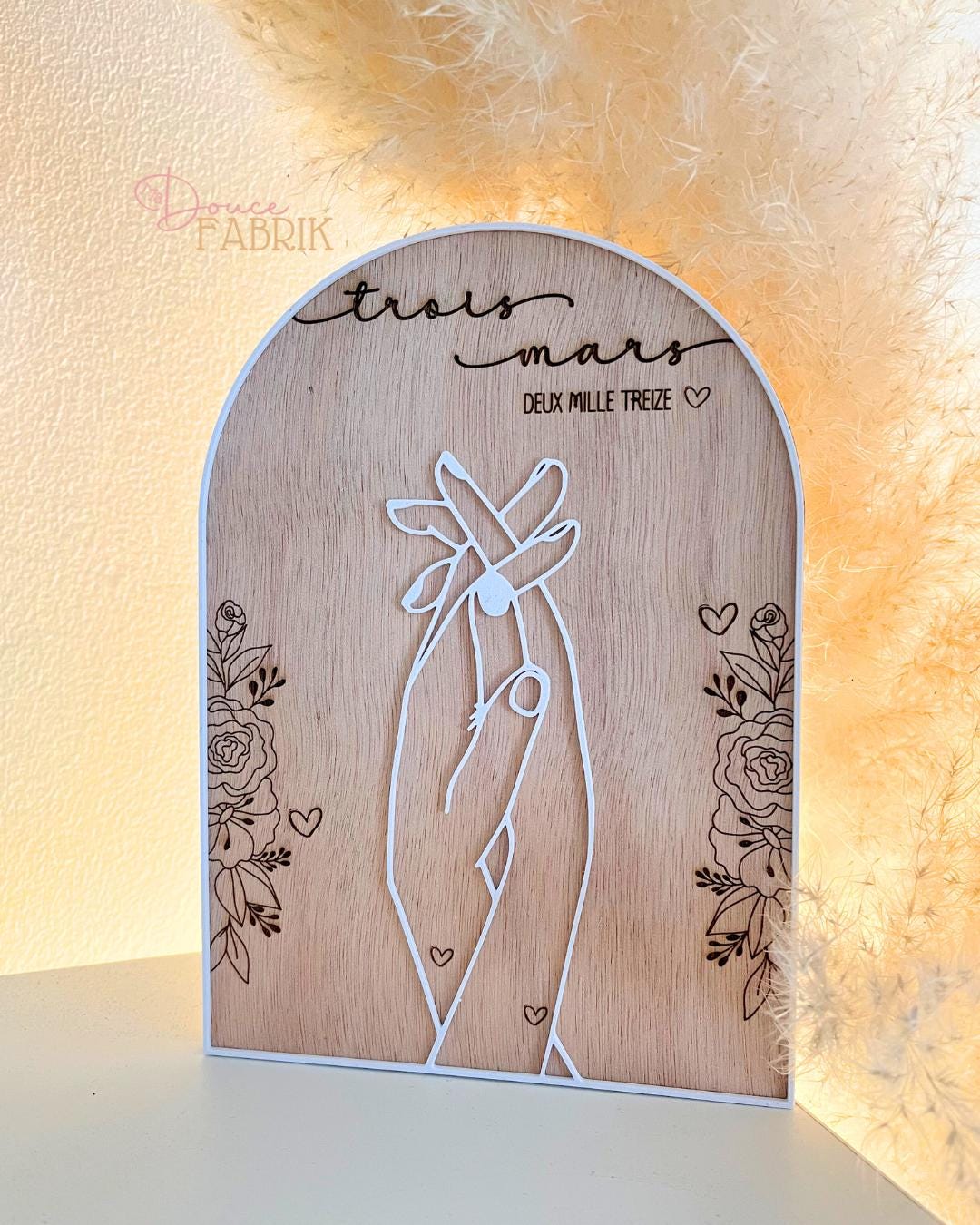 Plaque Arche Bois Gravé Mains Entrelacées - Cadeau Saint Valentin Personnalisé - Souvenir de Rencontre Couple