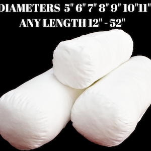 Puede incluir: Tres almohadas cilíndricas blancas de diferentes tamaños. El texto "ANY DIAMETERS 5" 6" 7" 8" 9" 10"11" 12" ANY LENGTH 12" - 52" está impreso sobre un fondo negro encima de las almohadas.