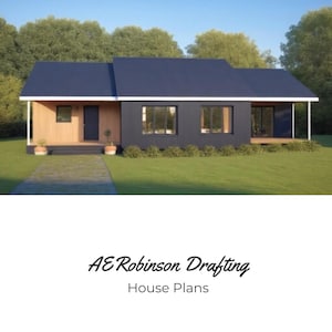 Op de afbeelding: Een weergave van een modern, eenlaags huis met een donkerblauw dak, zwarte bekleding en houten accenten. Het huis heeft een voorporch met een houten deur en een pad dat er naartoe leidt. Het huis is omgeven door groen gras en bomen.