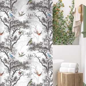 Puede incluir: Una cortina de ducha blanca con un patr&oacute;n de &aacute;rboles grises y blancos y p&aacute;jaros coloridos. El texto "Darling House exclusive" est&aacute; en la parte inferior de la cortina.