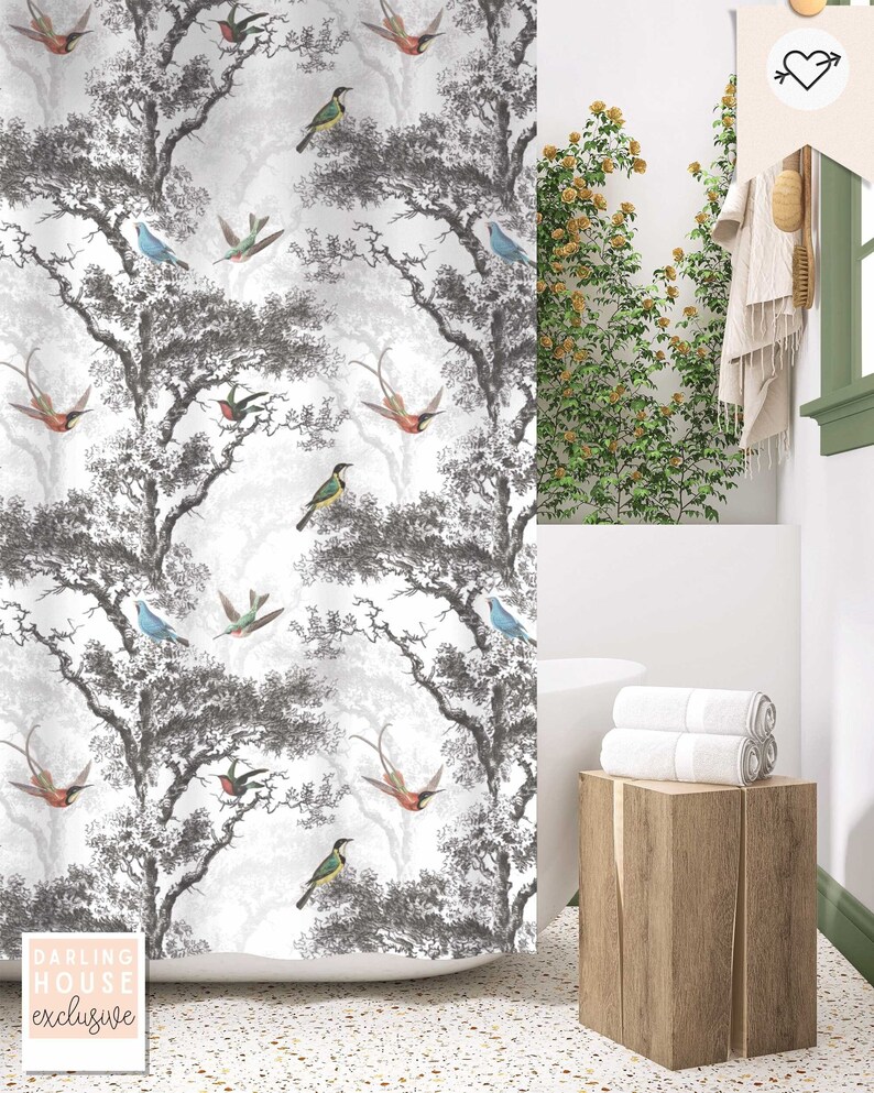 Puede incluir: Una cortina de ducha blanca con un patr&oacute;n de &aacute;rboles grises y blancos y p&aacute;jaros coloridos. El texto "Darling House exclusive" est&aacute; en la parte inferior de la cortina.