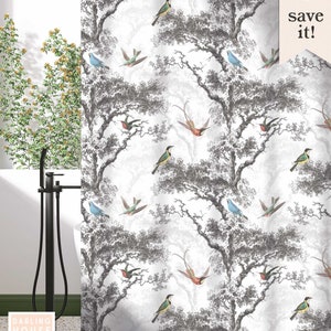Puede incluir: Una cortina de ducha blanca con un patr&oacute;n repetitivo de &aacute;rboles grises y p&aacute;jaros coloridos. Los p&aacute;jaros est&aacute;n en varias poses, incluyendo volando, posados y cantando. El fondo es de color gris claro.