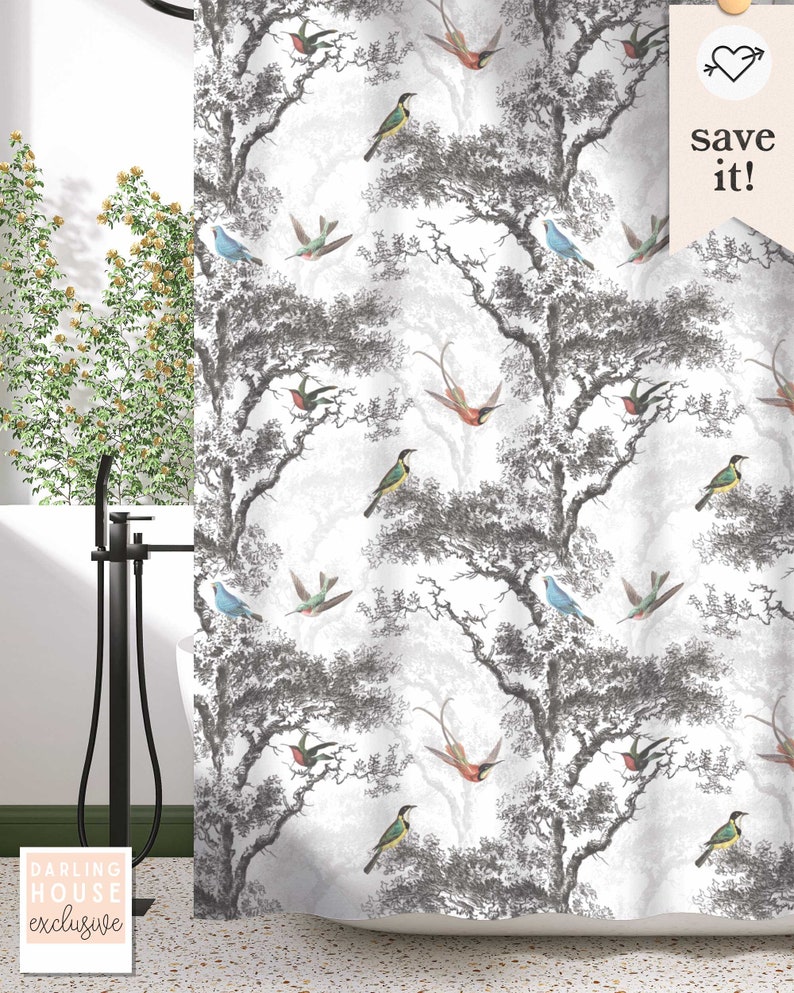 Puede incluir: Una cortina de ducha blanca con un patr&oacute;n repetitivo de &aacute;rboles grises y p&aacute;jaros coloridos. Los p&aacute;jaros est&aacute;n en varias poses, incluyendo volando, posados y cantando. El fondo es de color gris claro.