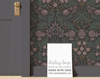 Puede incluir: Un cartel blanco con el texto "darling house PREMIUM WALLPAPER MADE WITH LOVE from philadelphia, pa" sobre un fondo de papel tapiz floral marrón oscuro.