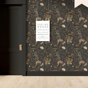 Puede incluir: Un papel tapiz floral verde oscuro con un cartel blanco que dice "Darling House Premium Wallpaper Made with Love from Philadelphia, PA."