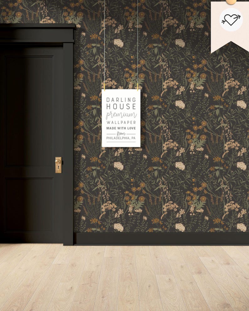 Puede incluir: Un papel tapiz floral verde oscuro con un cartel blanco que dice "Darling House Premium Wallpaper Made with Love from Philadelphia, PA."