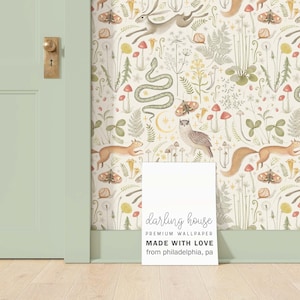 Papier peint animal de la forêt lunatique | Bâtonnet de peau amovible | Murale mystique des bois | Décoration de salle de bain bohème botanique pour chambre d'enfant | BT004-CREM